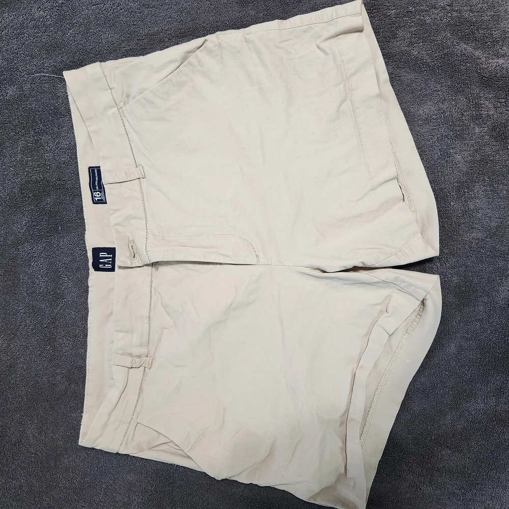 GAP Cream Cargo Shorts with Tailored Fit - Picture 2 of 7